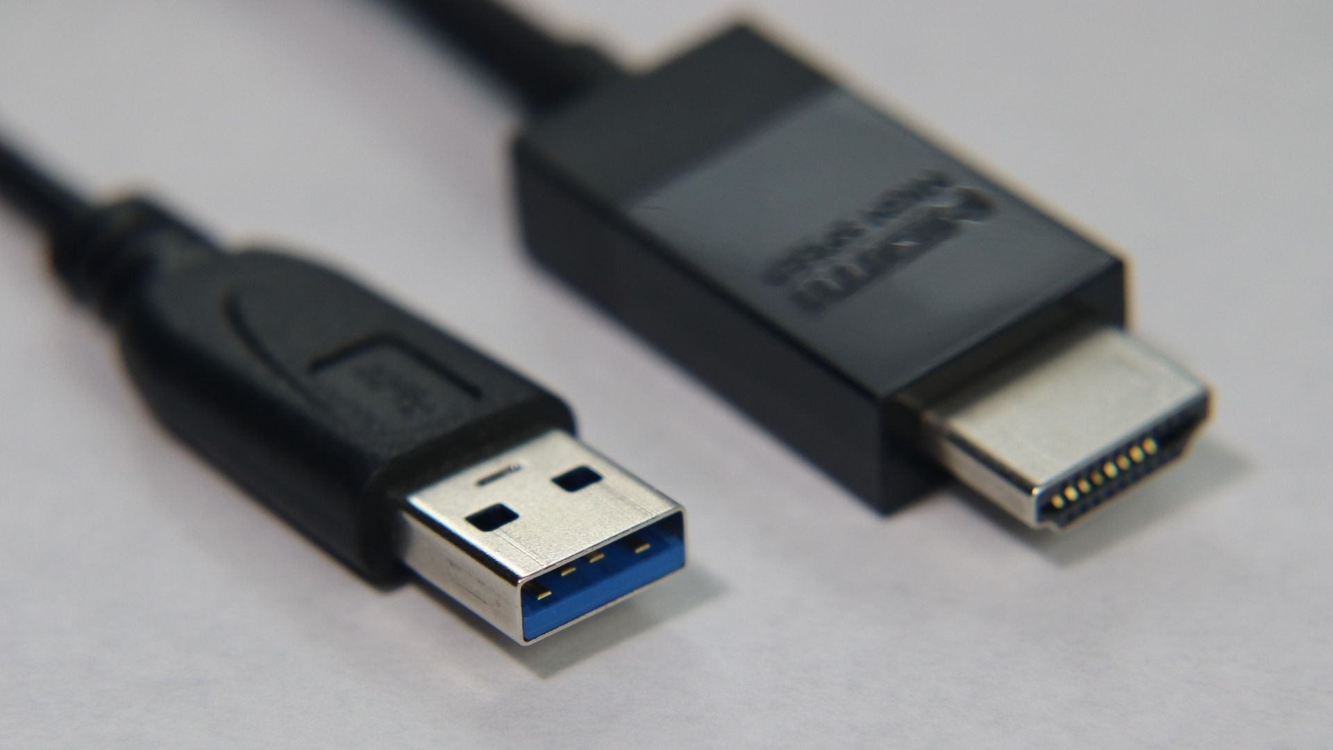 HDMI kábel és Y subwoofer kábel